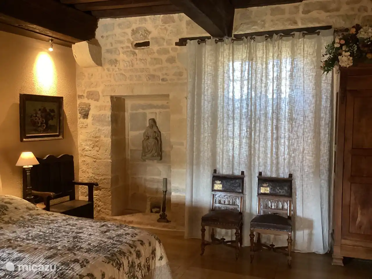 Hauptschlafzimmer mit historischen Stühlen und Gemälden.