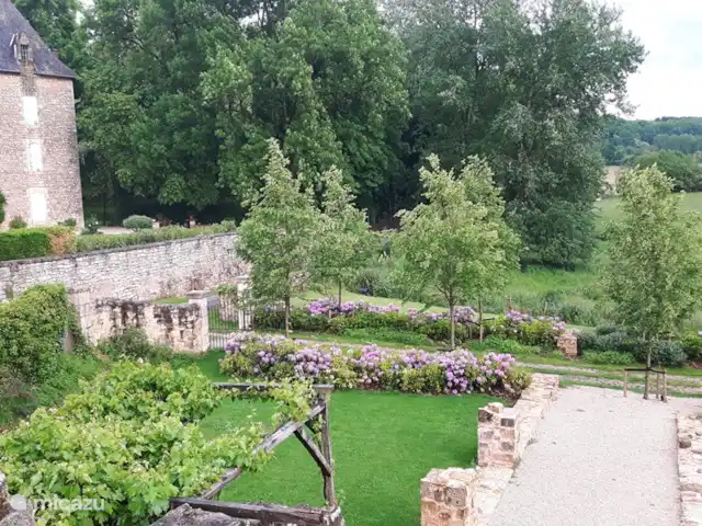 landhuis / kasteel huren in Frankrijk, Corrèze, Ayen – Abdij Uitzicht vanuit de master bedroom