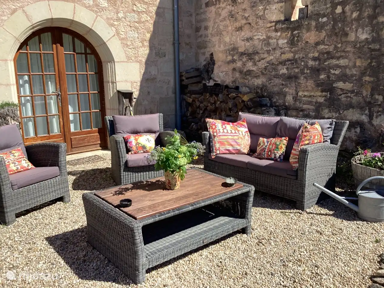 Einer der sonnigen Plätze vor dem Haus, auch schön mit der Abendsonne.