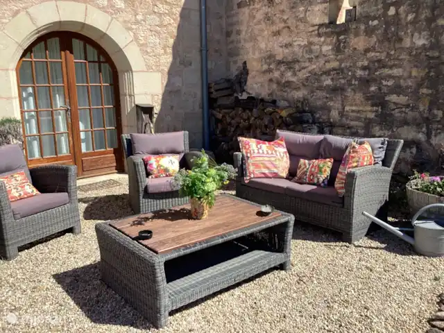 landhuis / kasteel huren in Frankrijk, Corrèze, Ayen – Abdij Een van de zonnige plekjes voor het huis, ook fijn met de avondzon.