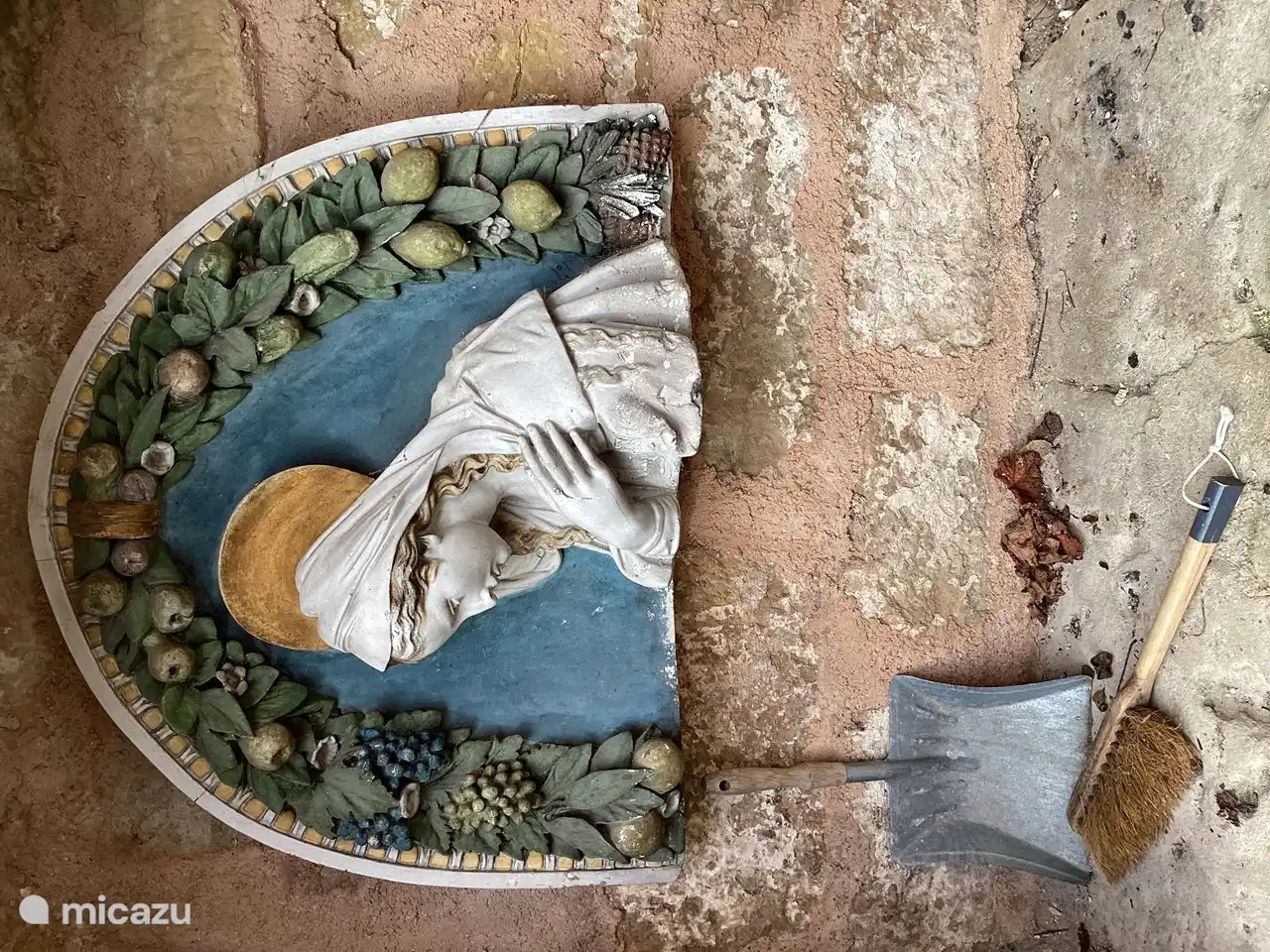 Diese Maria kommt aus dem Café „De Prins“ in Amsterdam. Im ganzen Haus gibt es überraschende Souvenirs aus verschiedenen Ländern und Städten.