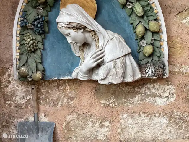 landhuis / kasteel huren in Frankrijk, Corrèze, Ayen – Abdij Deze Maria komt uit café “De Prins” in Amsterdam. Het hele huis heeft verassende  souvenirs uit verschillende landen en steden.