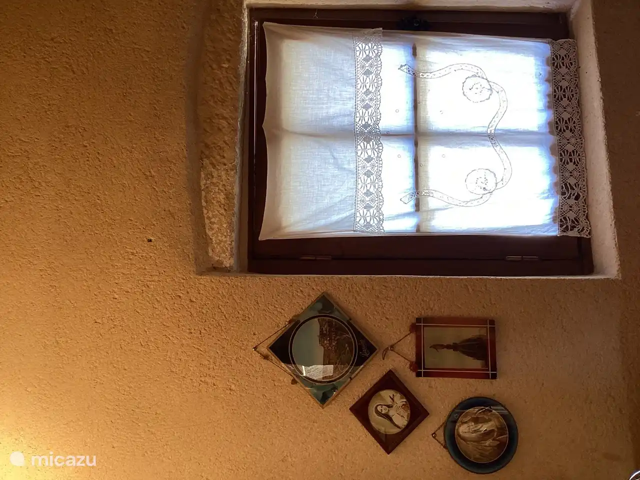 Die Vorhänge wurden von meiner Urgroßmutter angefertigt. Na, wie sieht das aus... ;-)