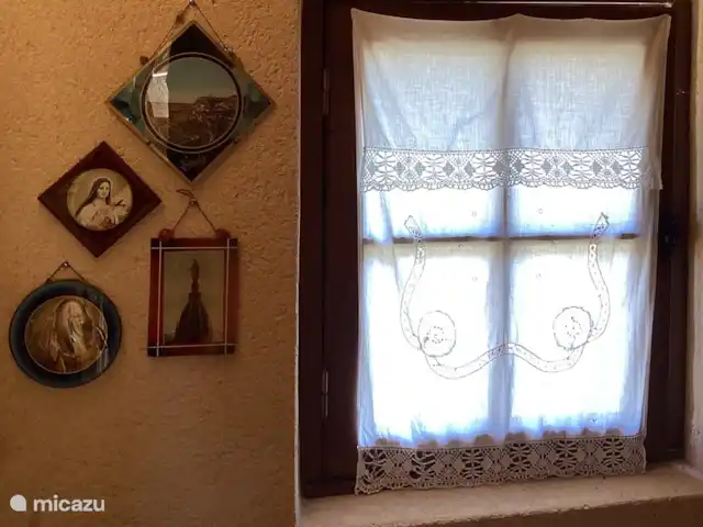 landhuis / kasteel huren in Frankrijk, Corrèze, Ayen – Abdij Het gordijntjes is nog gemaakt door mijn overgrootmoeder. Tja en waar lijkt dat dan op….;-)