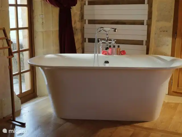 landhuis / kasteel huren in Frankrijk, Corrèze, Ayen – Abdij Vrijstaand bad in master bedroom met formidabel uitzicht