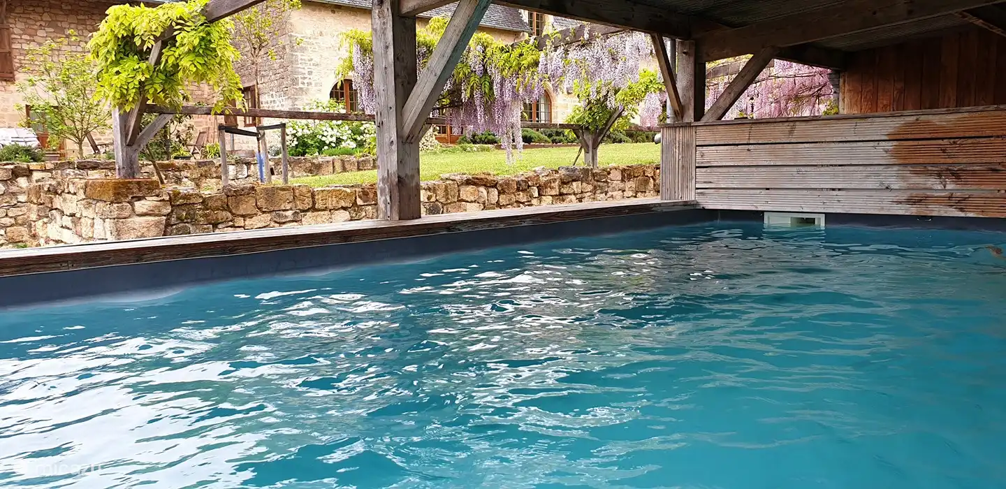 Schwimmbad, Salzwasser, teilweise überdacht und immer angenehme Temperatur.