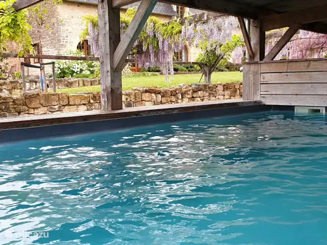 landhuis / kasteel huren in Frankrijk, Corrèze, Ayen – Abdij Zwembad, zout water, deels overdekt en altijd aangename temperatuur.
