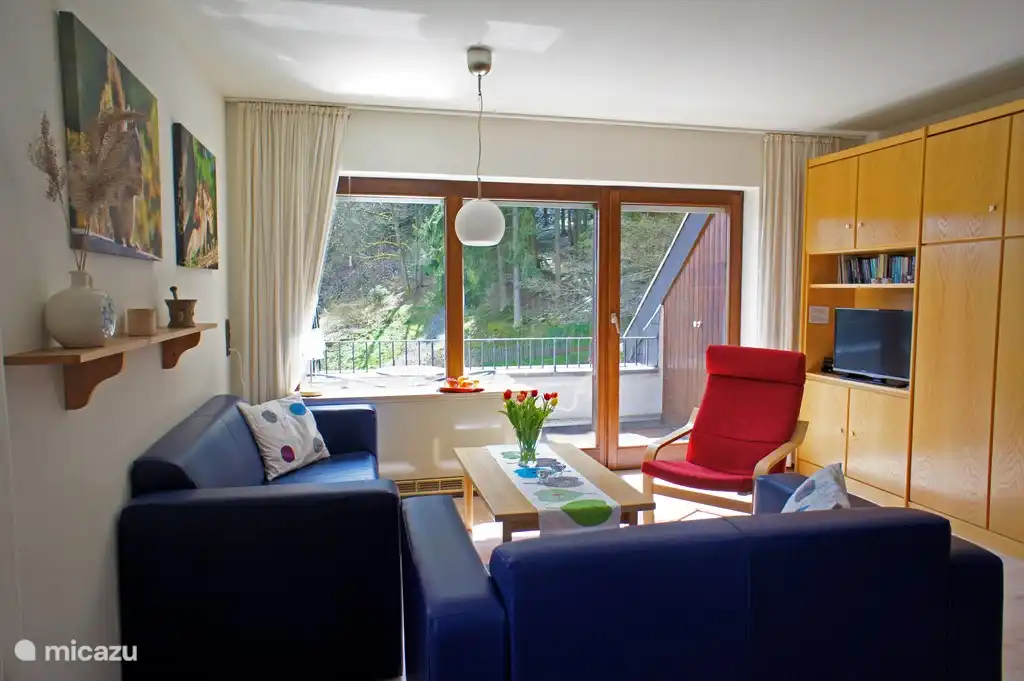 Sitzecke mit Flachbild-TV