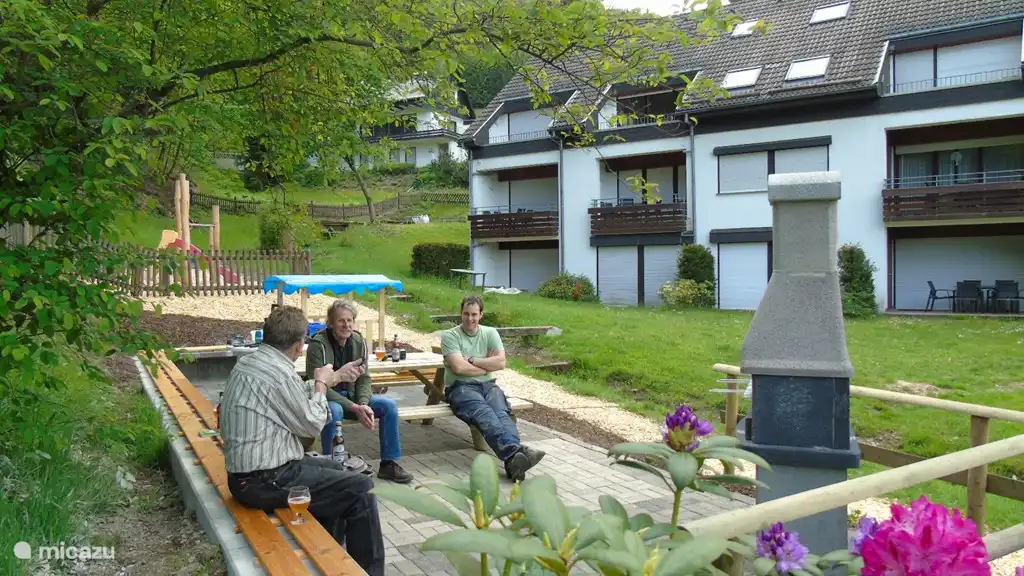 Terrasse, Grillplatz und Spielgeräte