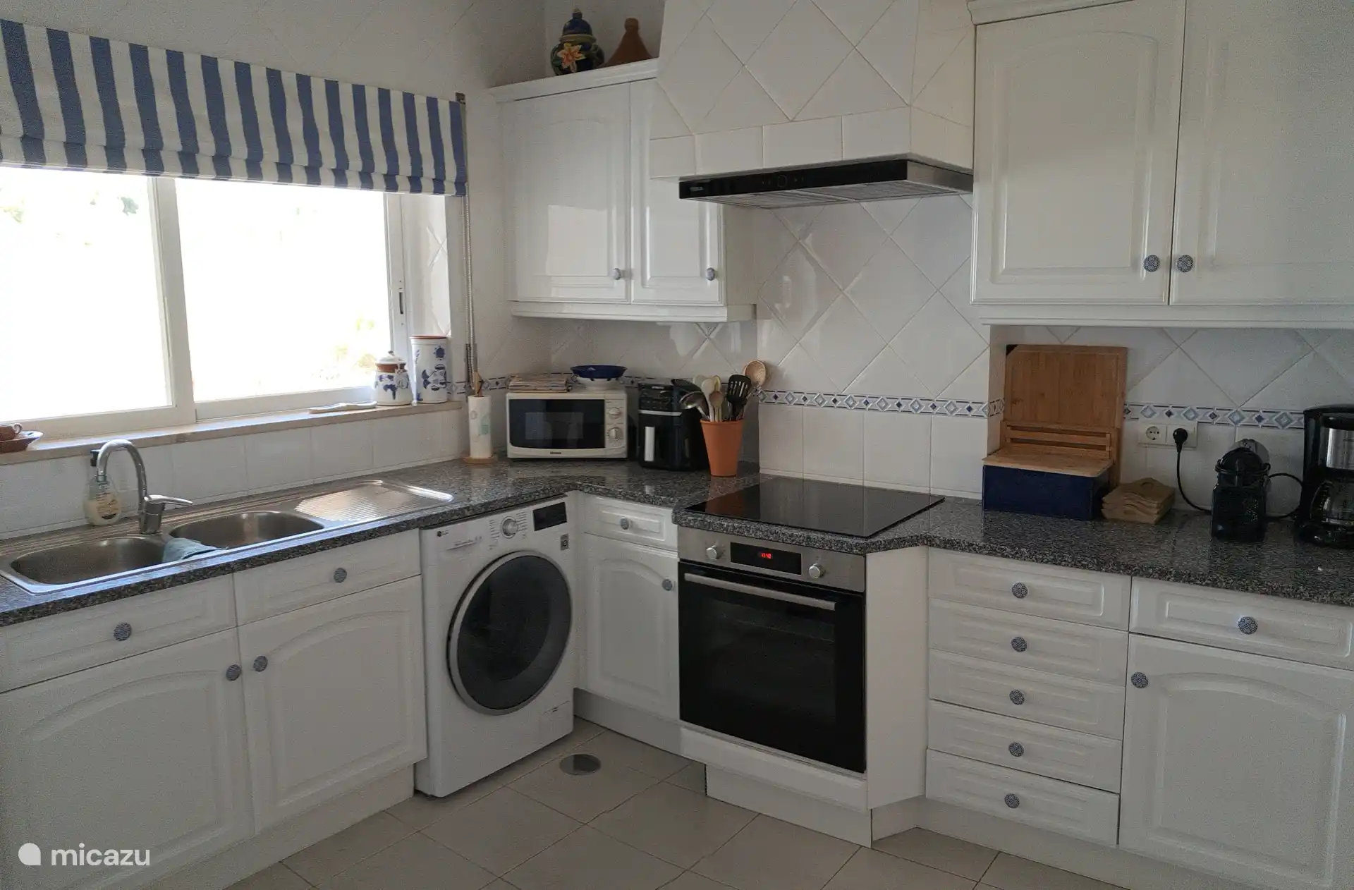 De keuken is van alle gemakken voorzien zoals oven en keramische kookplaat.