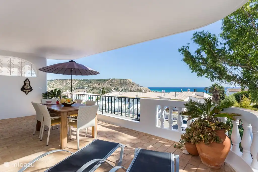 Balkon met ligbedden