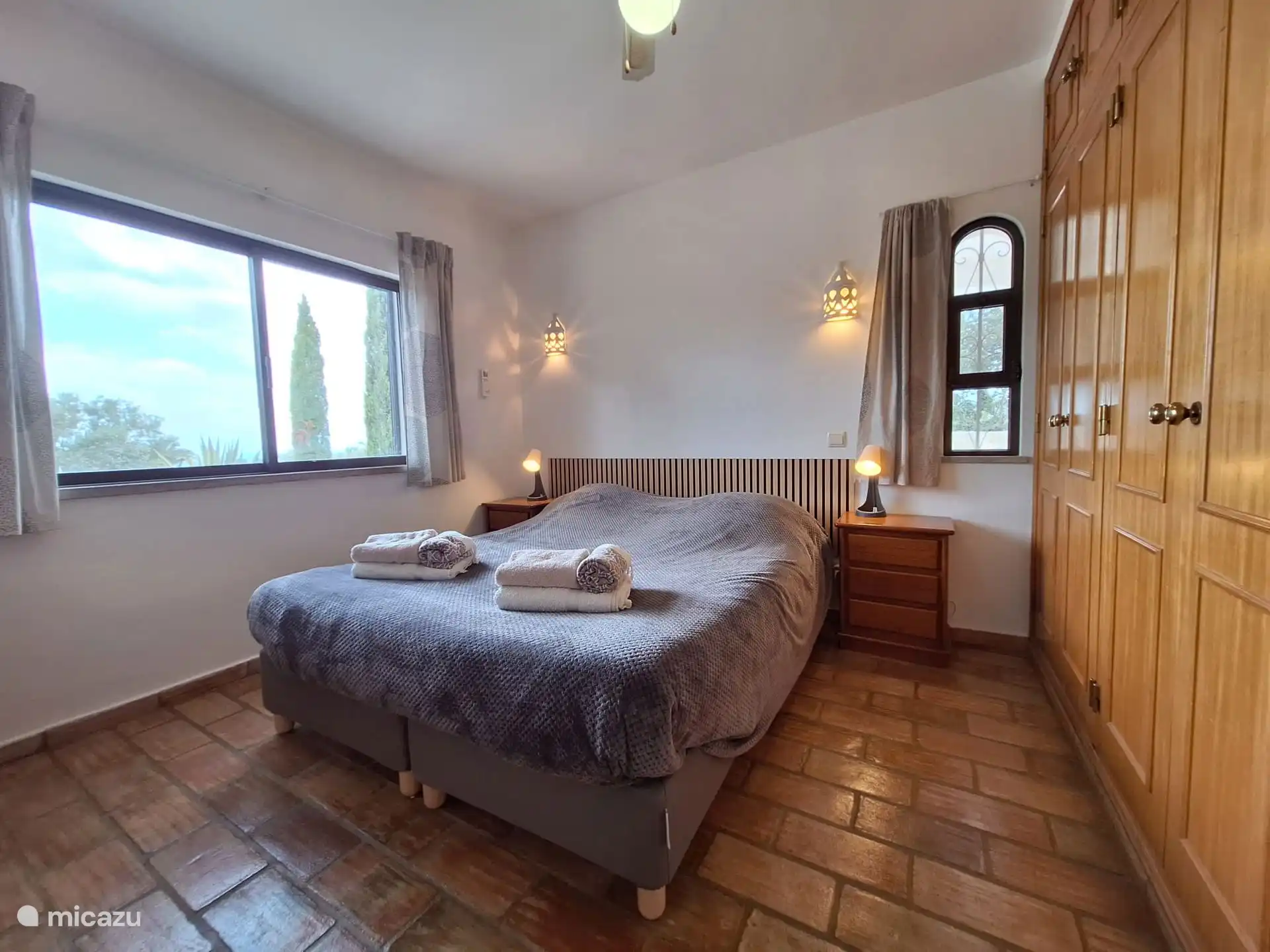 Dormitorio para dos personas con vistas preciosas. Equipado con aire acondicionado y ventilador de techo.