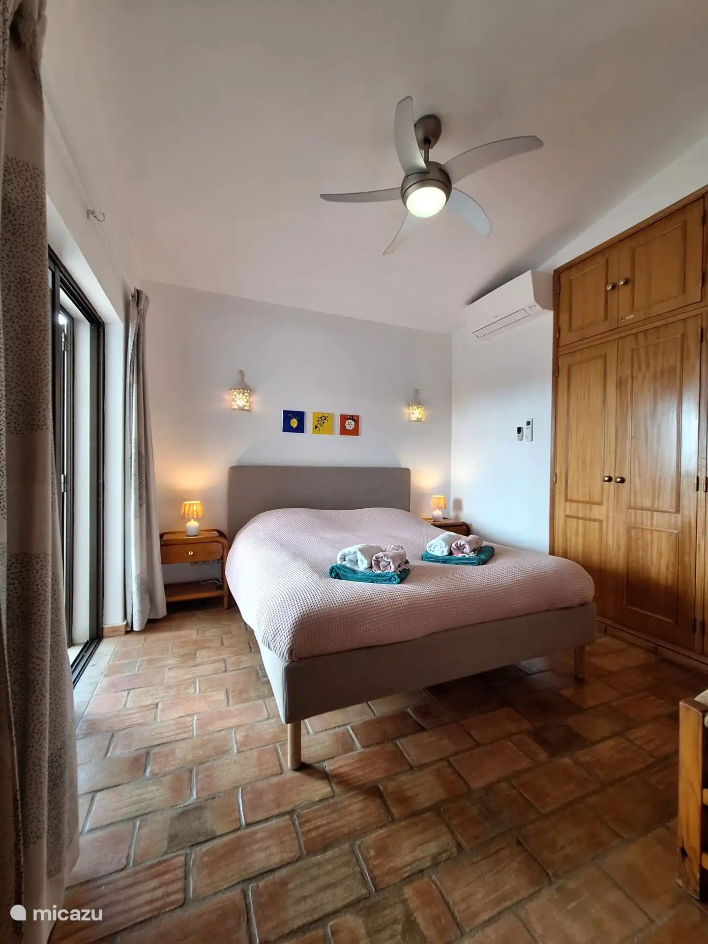 Dormitorio para 2 personas con acceso a la terraza junto a la piscina.
Equipado con aire acondicionado y ventilador de techo.