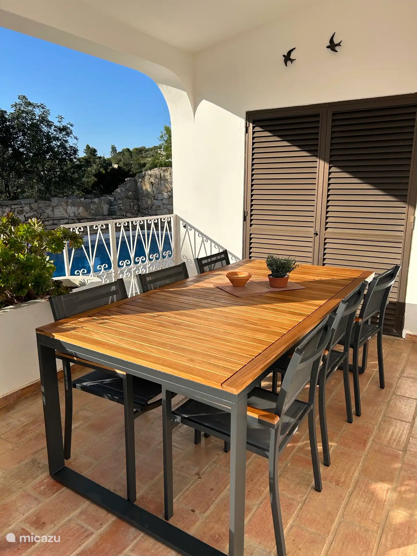 Zona de estar acogedora cerca de la piscina y la barbacoa