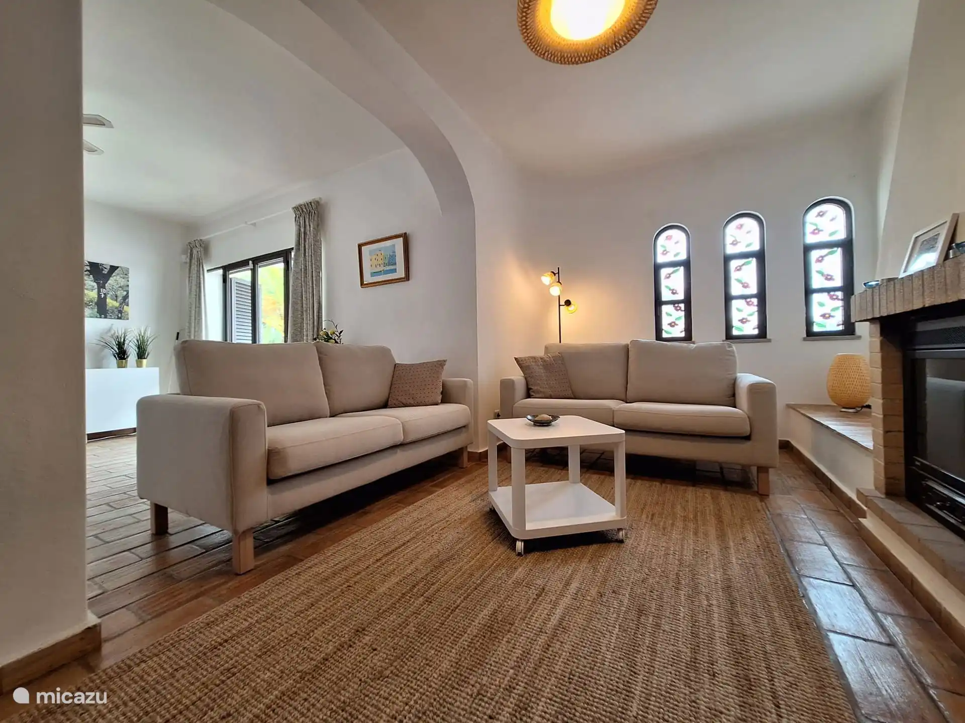 Zona de estar acogedora para relajarse y ver la tele.