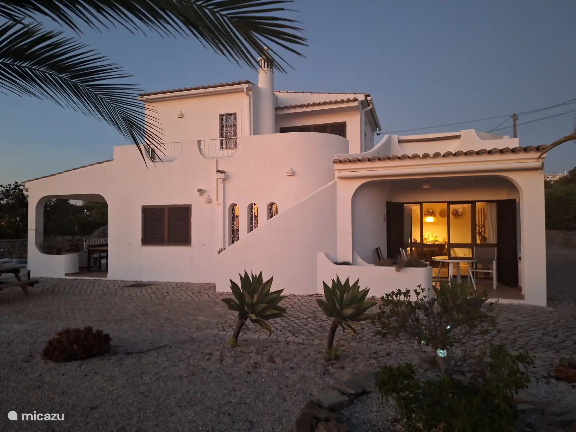 Casa Alegre al anochecer