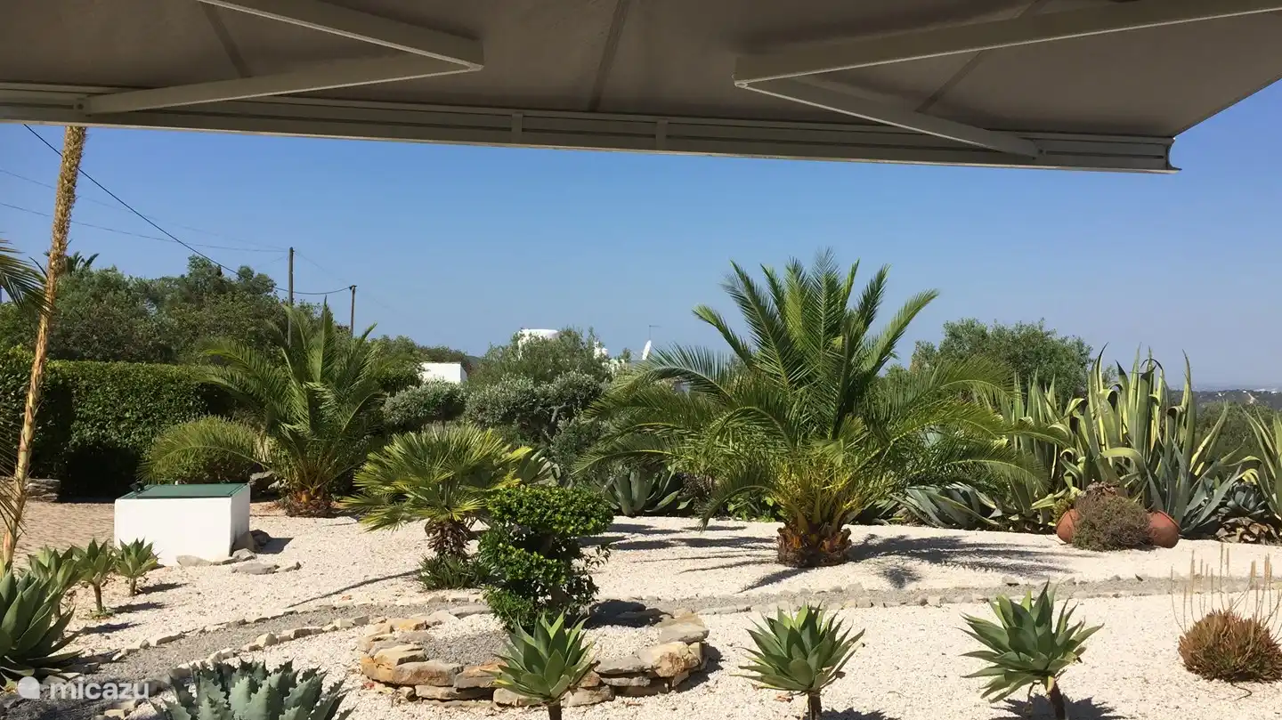 Desde la terraza con un gran toldo se disfruta de una vista fantástica del hermoso jardín