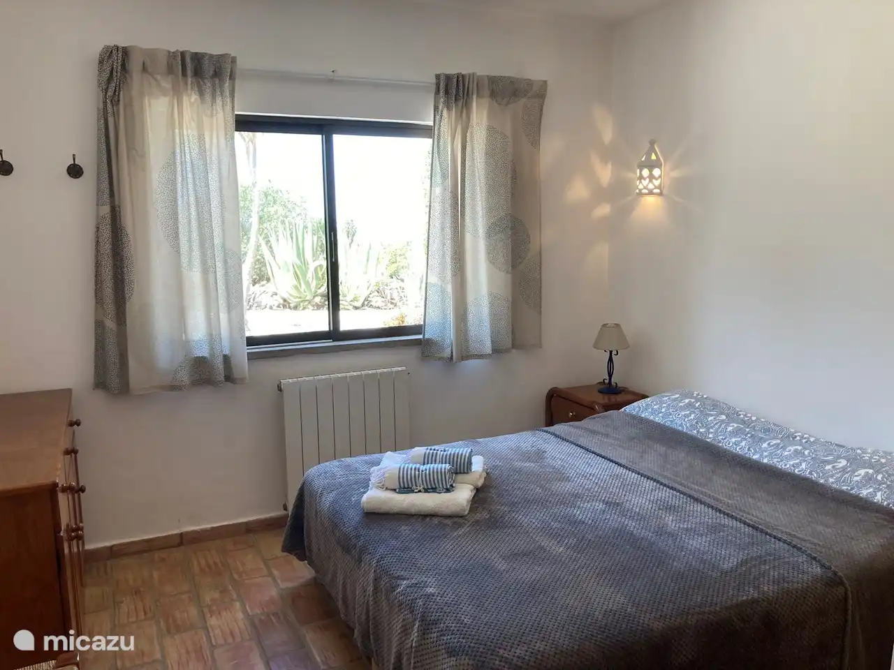 Dormitorio 1. Amplia habitación con combinación de somier de 1.60 x2.00. Equipada con armario empotrado, ventilador de techo, aire acondicionado y espejo de cuerpo entero