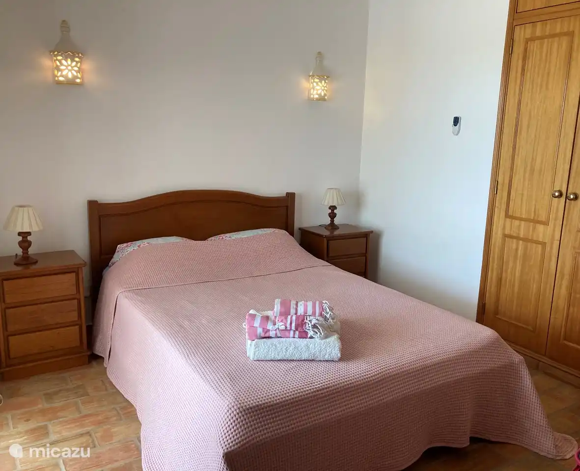 Dormitorio 2 Amplio dormitorio con acceso a la terraza de la piscina. 
Equipada con armario empotrado, gran ventilador de techo, aire acondicionado y una puerta mosquitera