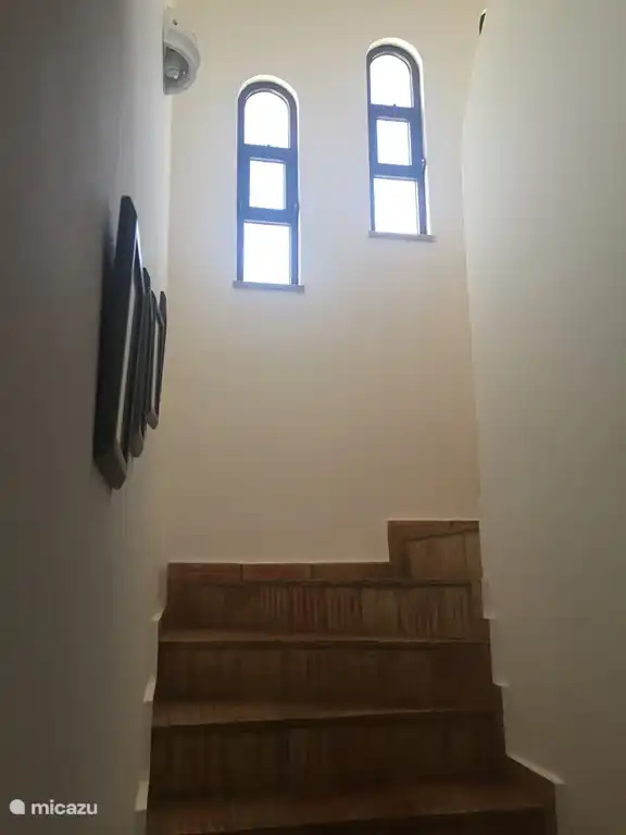 La hermosa escalera al primer piso