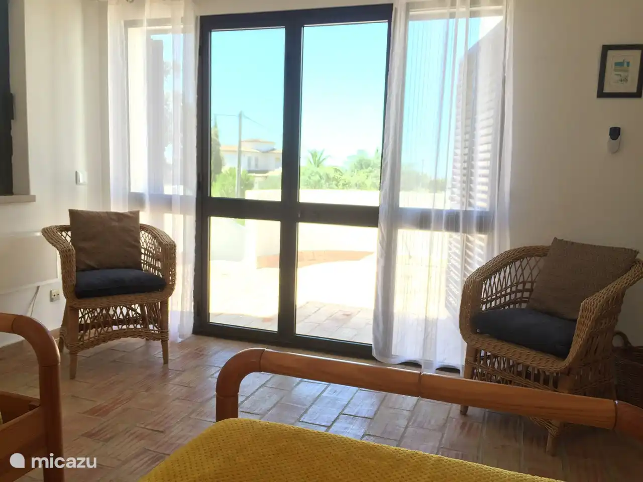 Planta: dormitorio 3 tiene 2 camas individuales de tamaño king, ducha, inodoro y entrada a la terraza de la azotea. Este dormitorio también tiene ventilador de techo, aire acondicionado y armario empotrado con caja fuerte