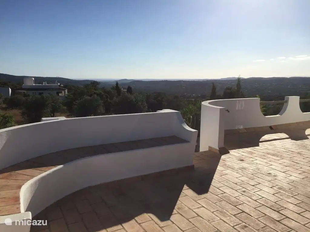 La gran terraza en la azotea ofrece unas vistas preciosas. Por la tarde puedes disfrutar de las mil y una noches estrelladas