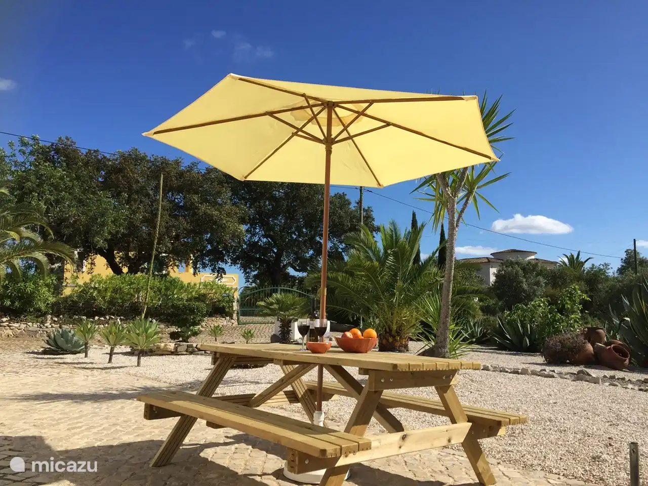 Comida acogedora y/o bebida en la gran mesa de picnic 