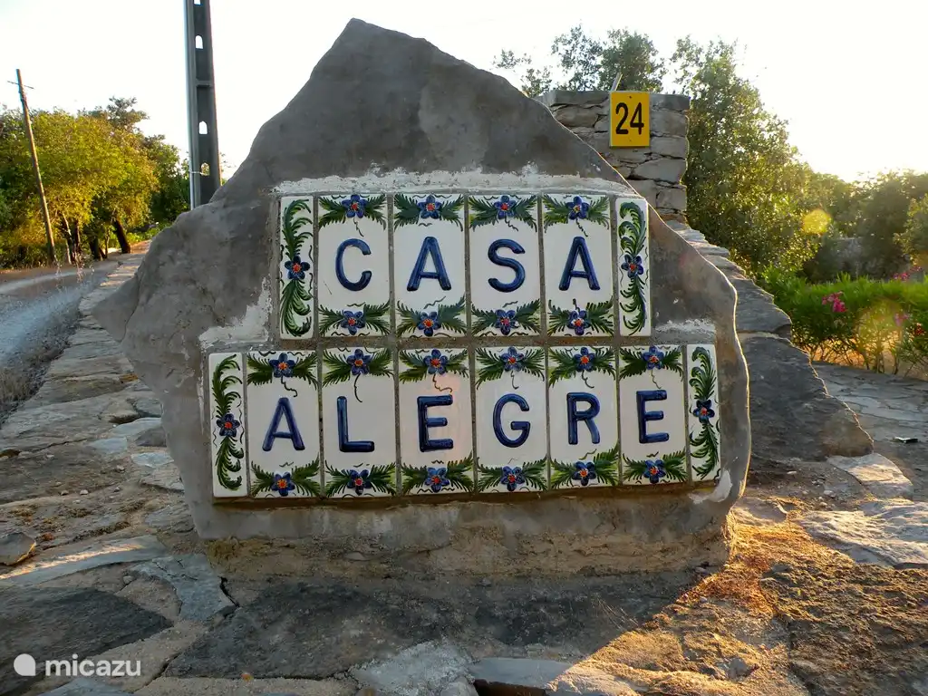 En la puerta de entrada. Bienvenidos a Casa Alegre