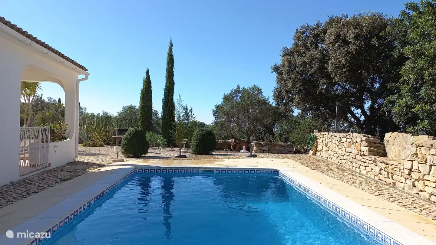 La espaciosa piscina es maravillosamente refrescante durante los calurosos días de verano