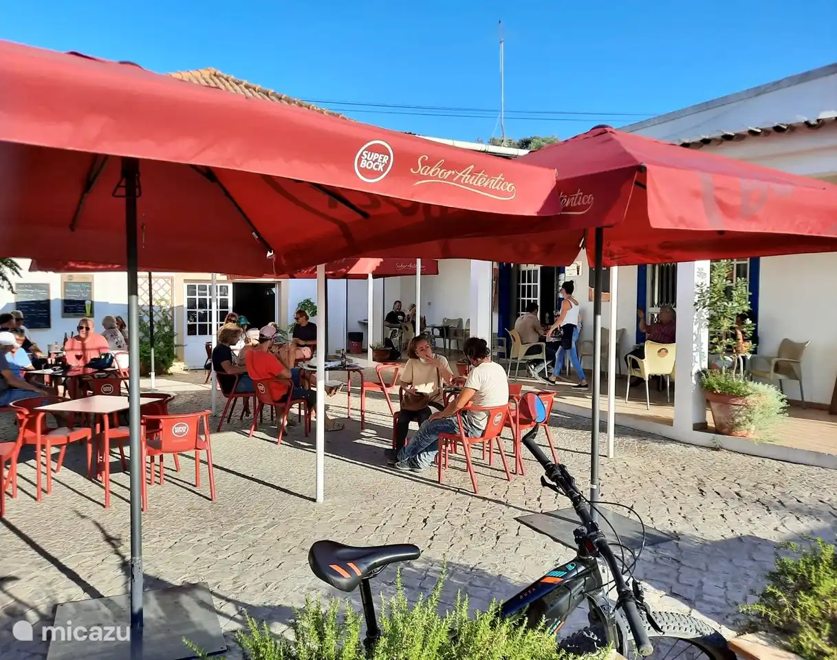 Acogedora cafetería del pueblo Corotelo para tomar una copa con tapas a poca distancia