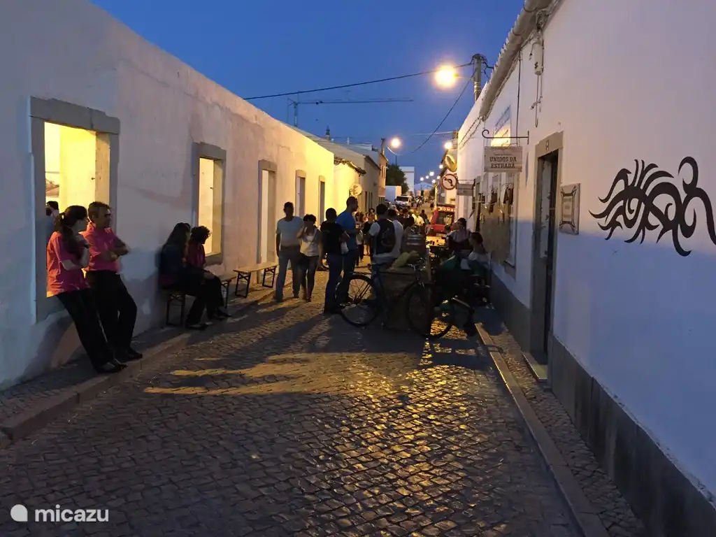 Acogedor por la noche entre los portugueses en São Bras de Alportel, que ha conservado su propio carácter