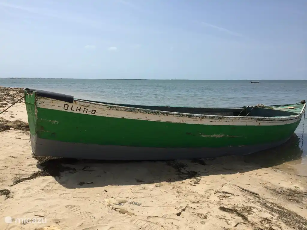 Antiguo barco de pesca en Olhão. Bonito pueblo de pescadores con ferries a varias islas