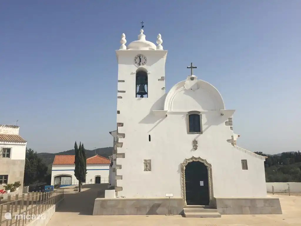 Querença se encuentra en el interior y está muy bien situada en la Serra, donde se pueden realizar maravillosos paseos