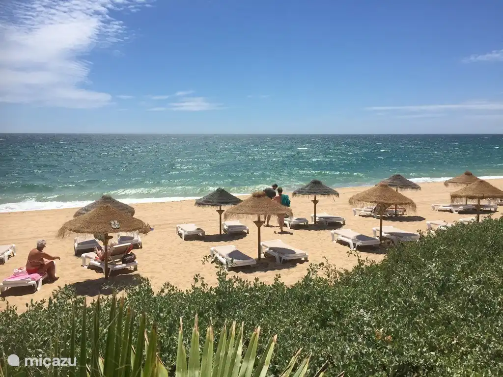 Playa de Ilha de Faro, donde todavía hay mucho espacio para pasar un maravilloso día de playa