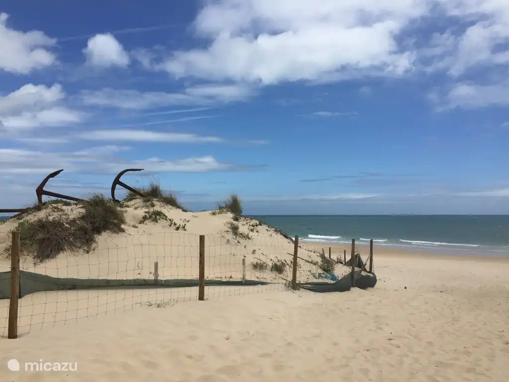 Praia do Barril (Santa Luzia) La isla donde se puede disfrutar de la playa y el mar. Isla con las anclas de los atuneros