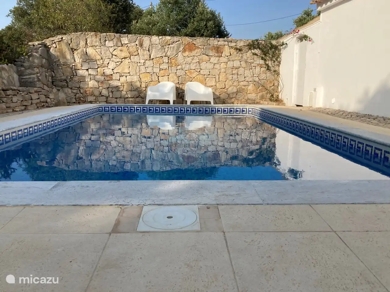 La piscina ofrece mucha privacidad