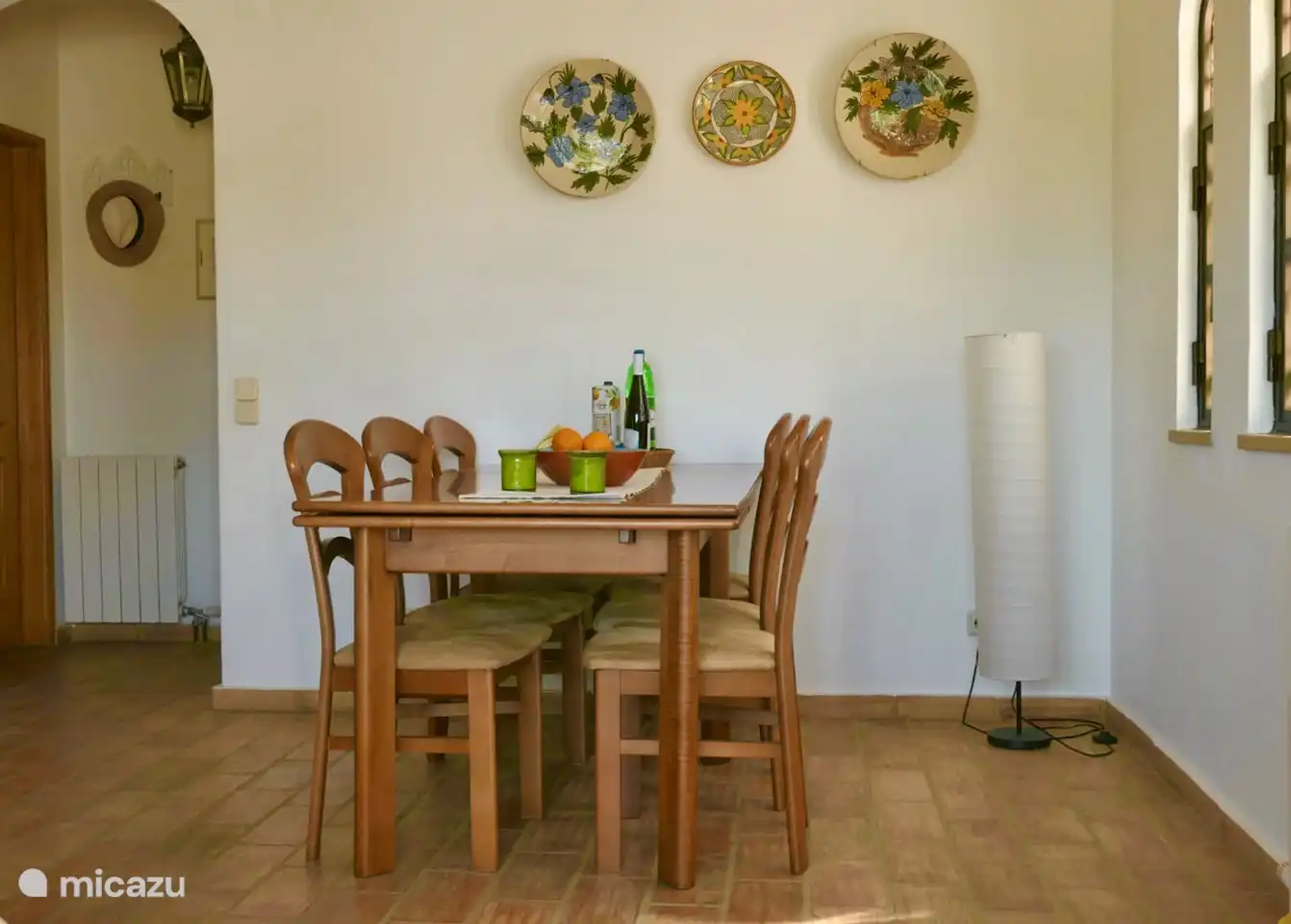 La zona de comedor con mesa de comedor para 6 personas