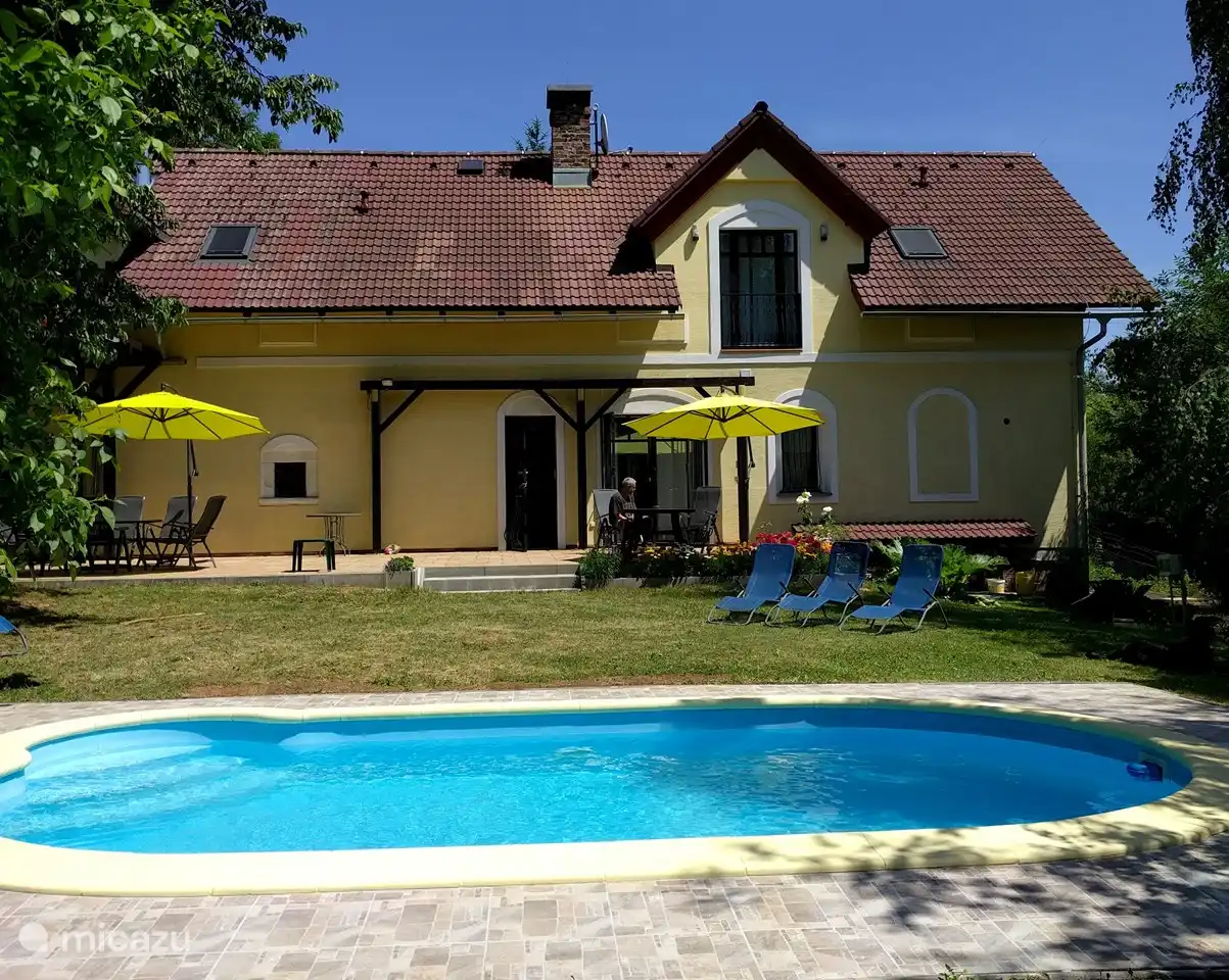 la terraza jardin con piscina