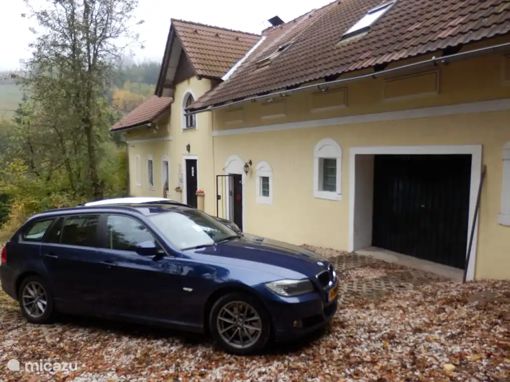 El frente de la casa con posibilidad de estacionar 5 autos
