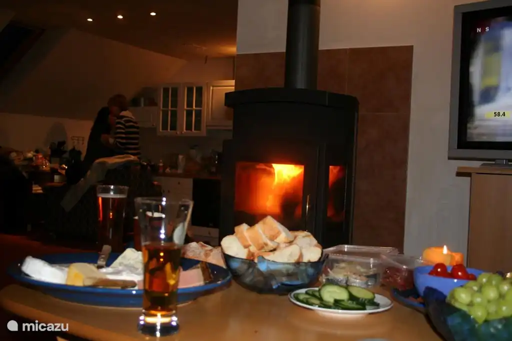 la agradable estufa de leña caliente