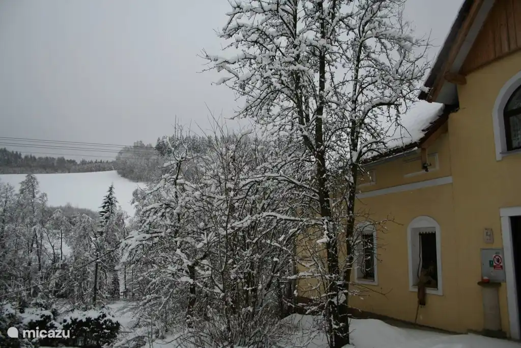 con nieve en las colinas