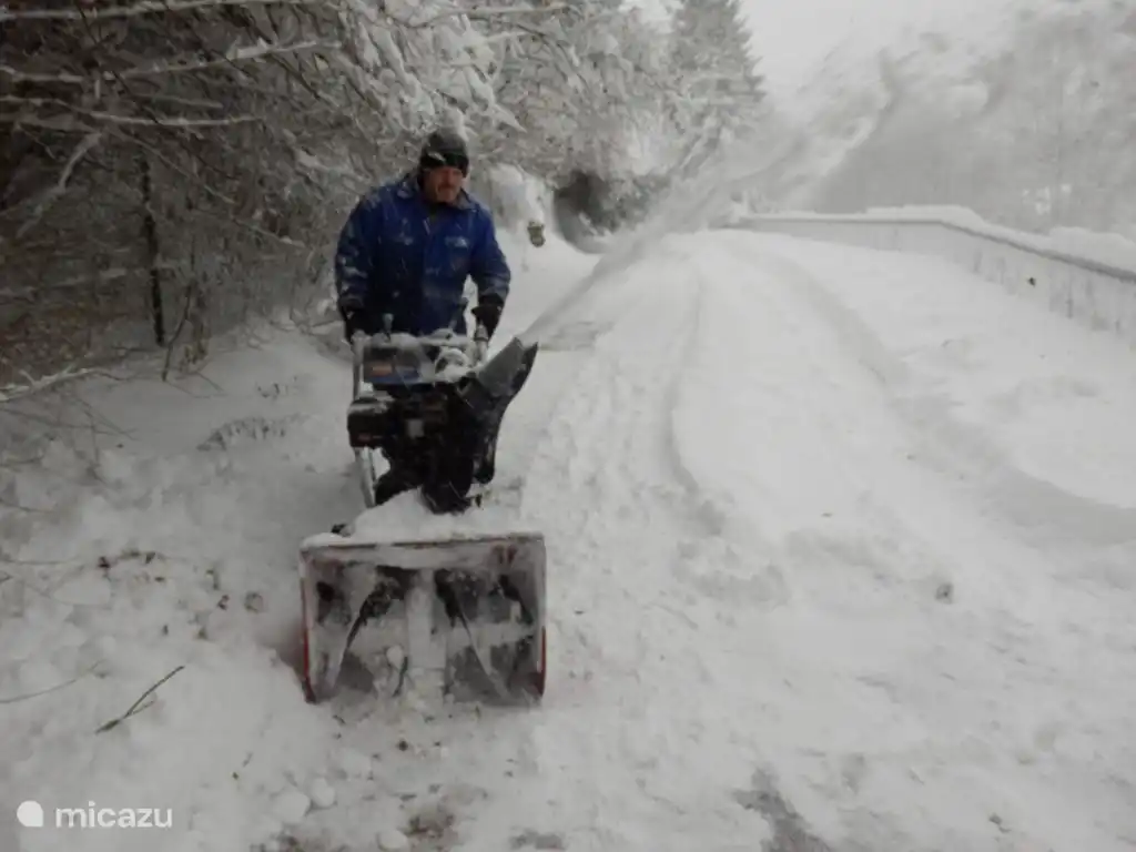 Limpiar la nieve en el camino de entrada después de una nevada extrema de 45 cm en 1 noche