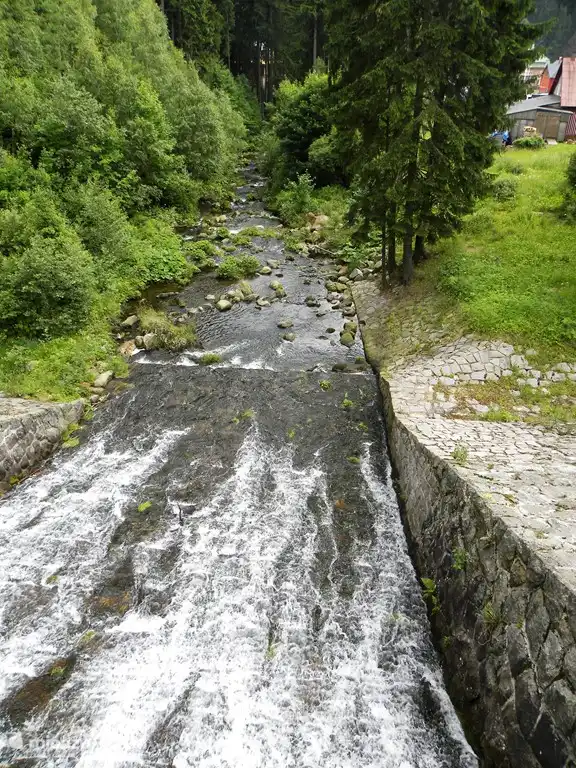 arroyo de montaña en Pec Pod