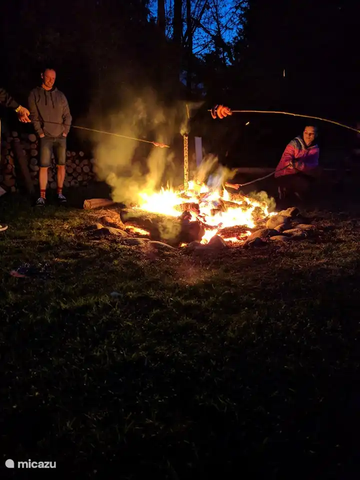 acogedor junto a la fogata con un malvavisco