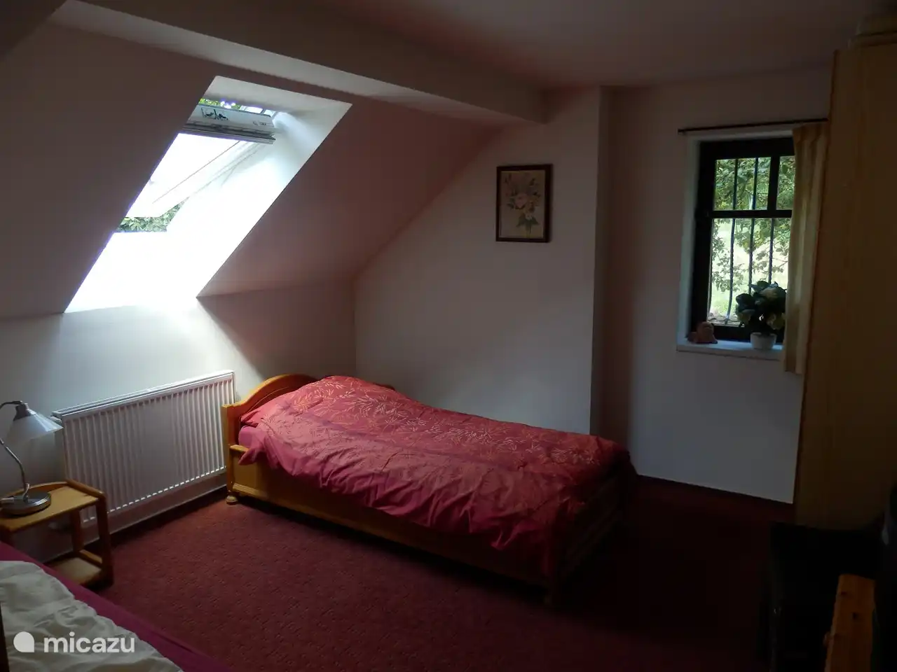 dormitorio con dos camas individuales