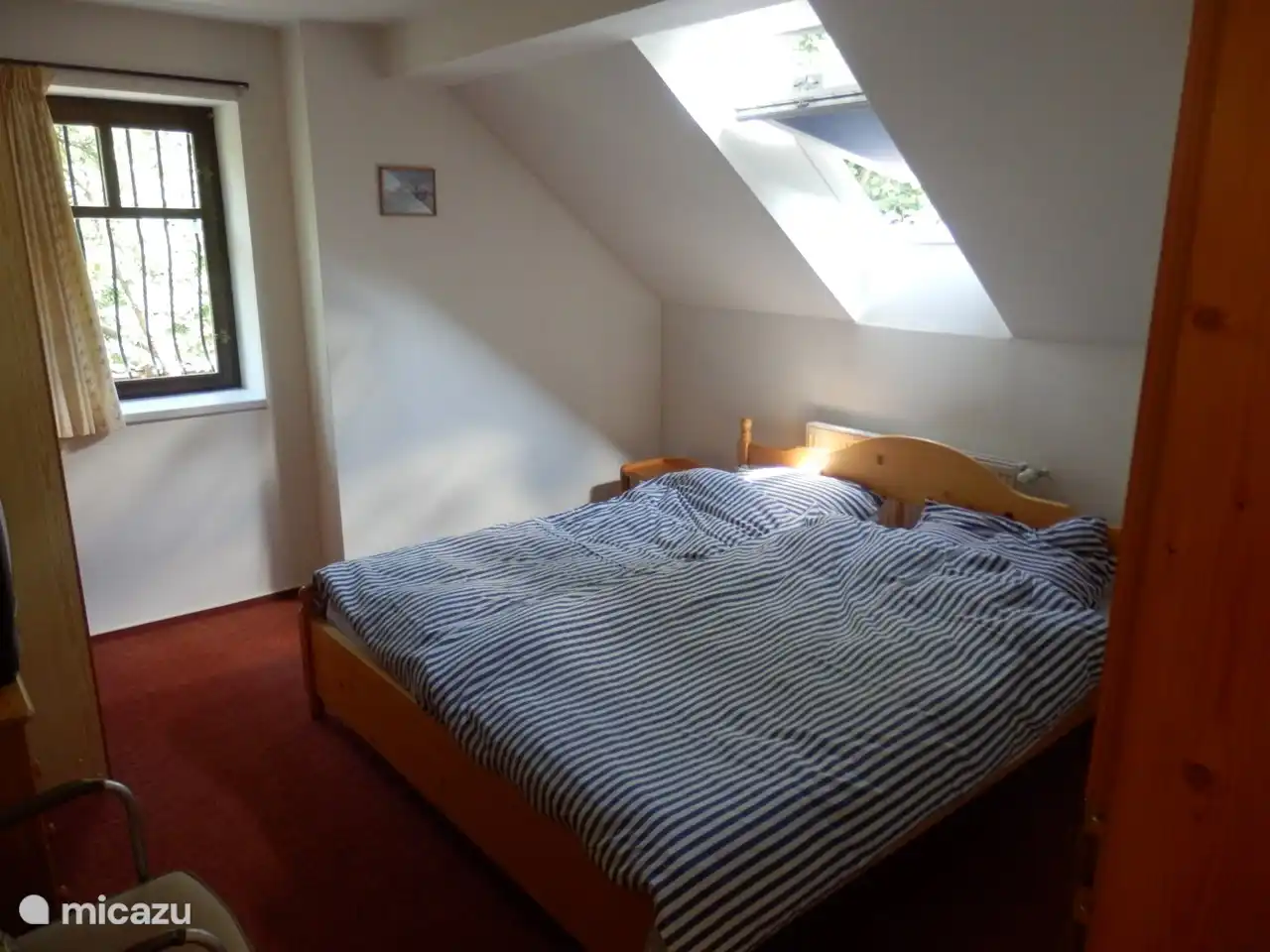 dormitorio con una cama doble