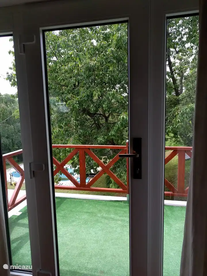 la puerta de entrada desde el balcón