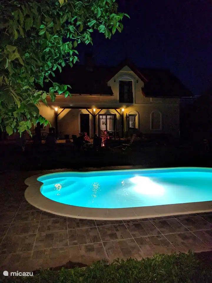 piscina con iluminacion