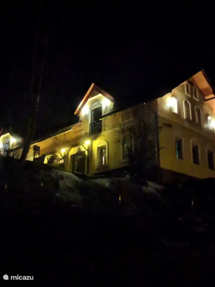 con las luces exteriores encendidas