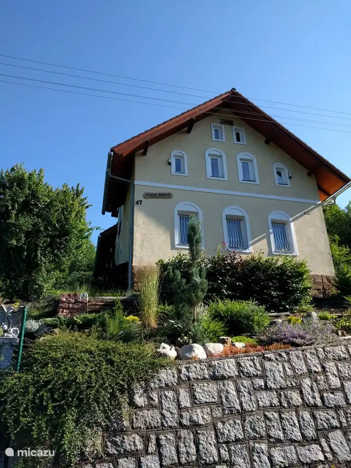 la fachada vista desde la carretera.